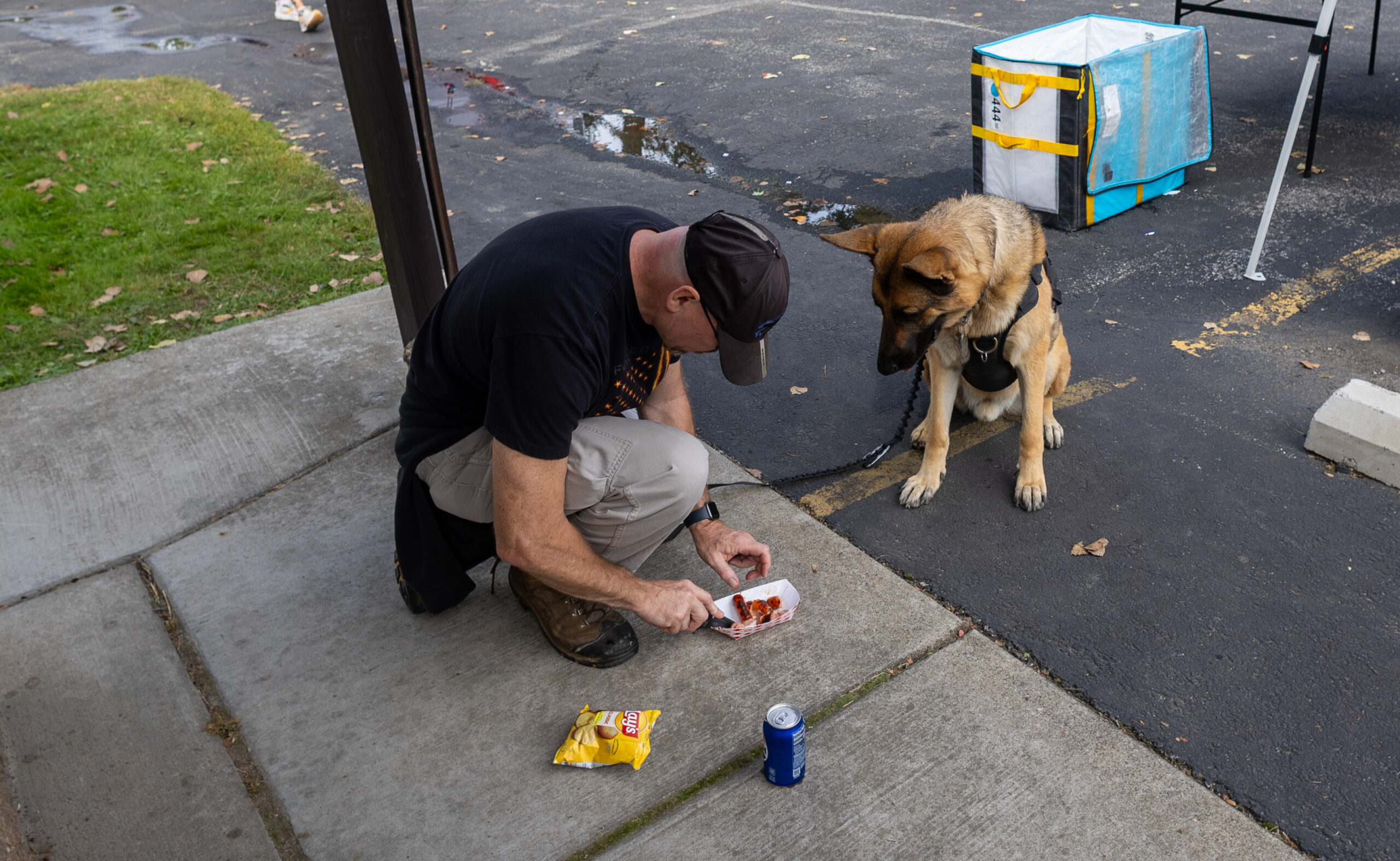 2026Sept26-109 Service dog gets a hot dog!